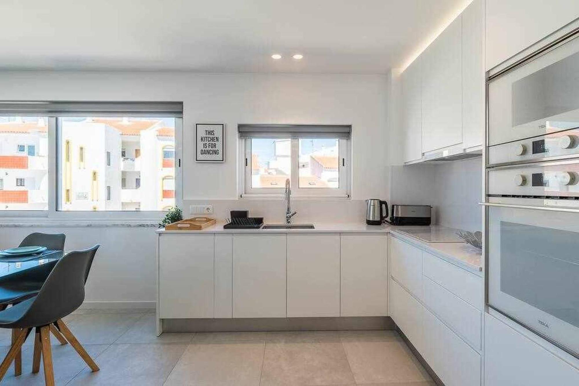 Central Town 2-Bedroom Apartment อัลบูเฟรา ภายนอก รูปภาพ