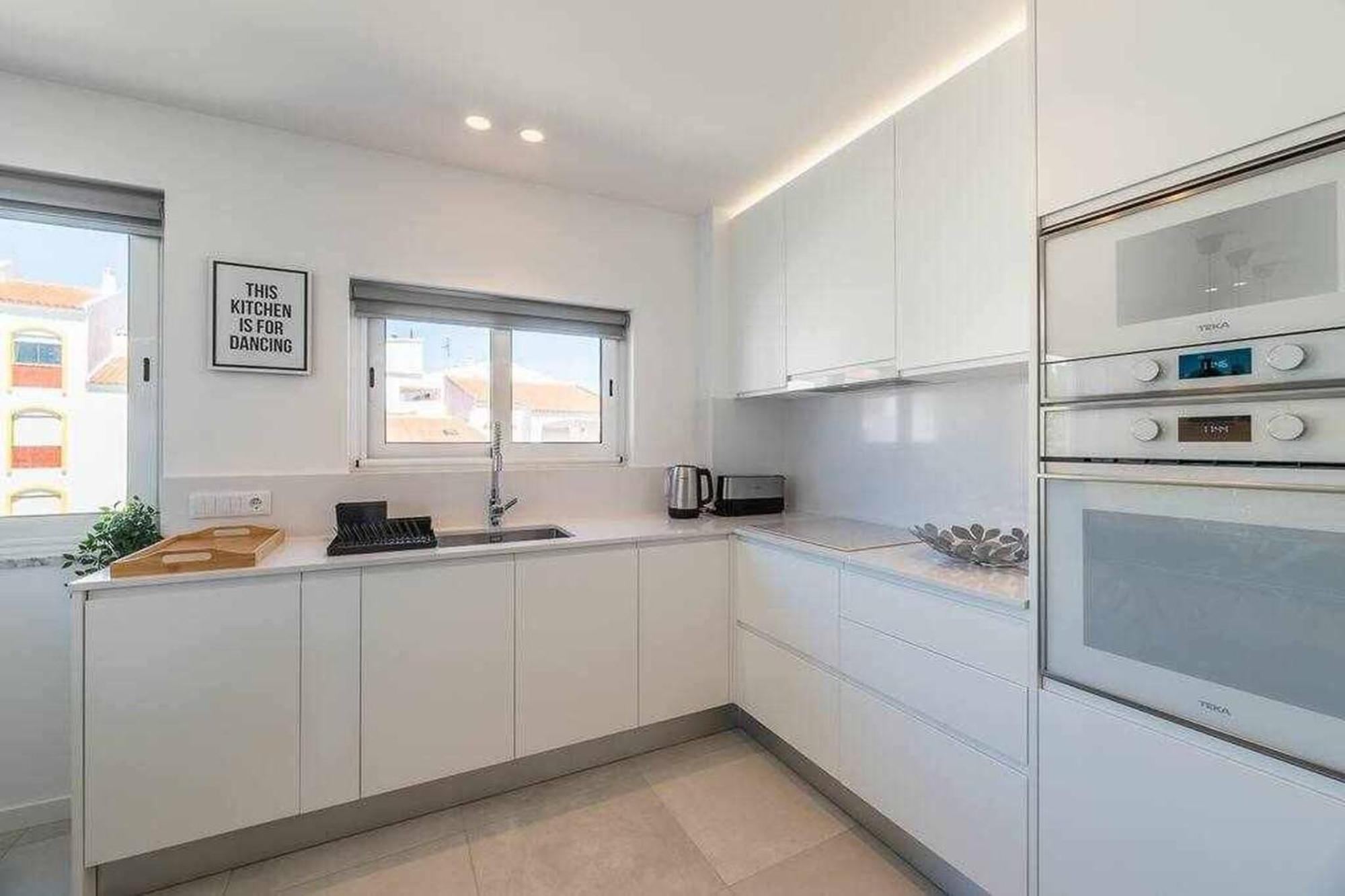 Central Town 2-Bedroom Apartment อัลบูเฟรา ภายนอก รูปภาพ